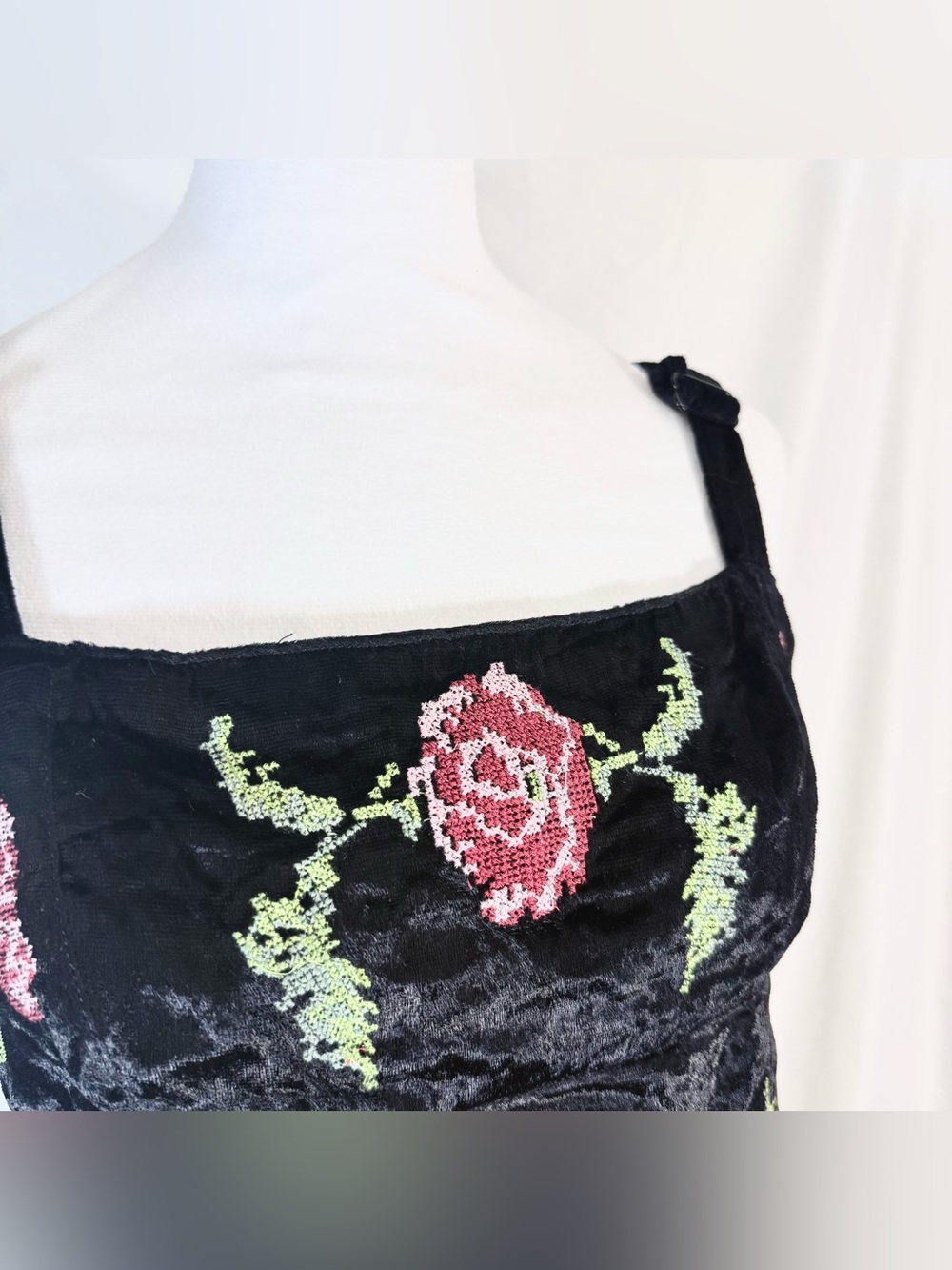 UO Kimchi Blue “Jana” Crushed Velvet Cropped Embroidered Tank Top With Open Back - Picture 6 of 13